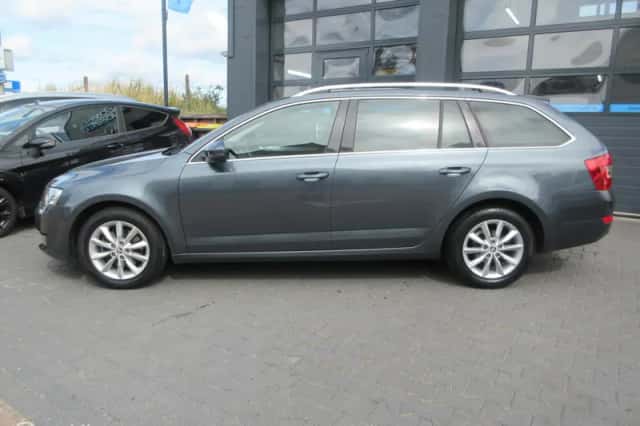 Škoda Octavia (2016) thumbnail 5