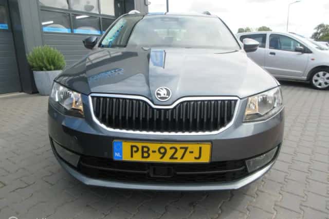 Škoda Octavia (2016) thumbnail 6