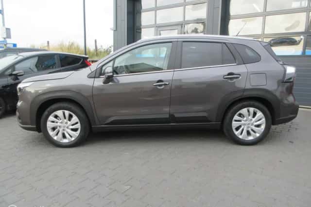 Suzuki S-Cross (2025) thumbnail 5
