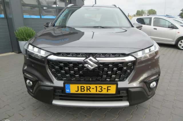 Suzuki S-Cross (2025) thumbnail 6