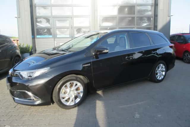 Toyota Auris (2015) thumbnail 1