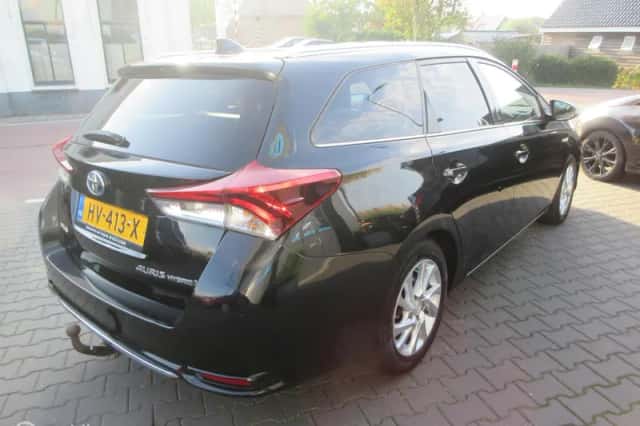 Toyota Auris (2015) thumbnail 3