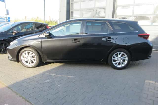 Toyota Auris (2015) thumbnail 5