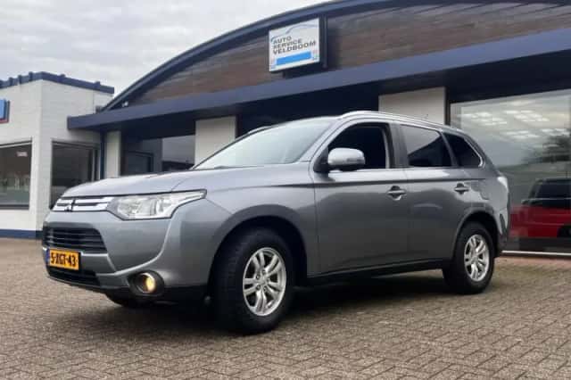 Mitsubishi Outlander (2014) thumbnail 1