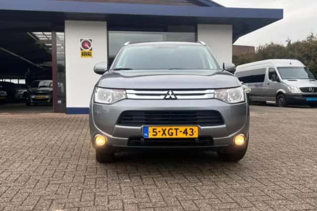 Mitsubishi Outlander (2014) thumbnail 2