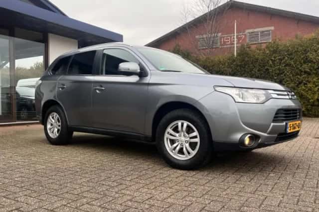 Mitsubishi Outlander (2014) thumbnail 3