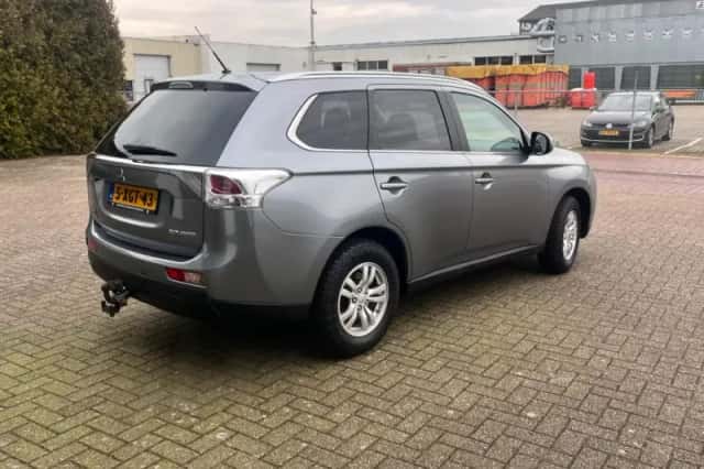 Mitsubishi Outlander (2014) thumbnail 4