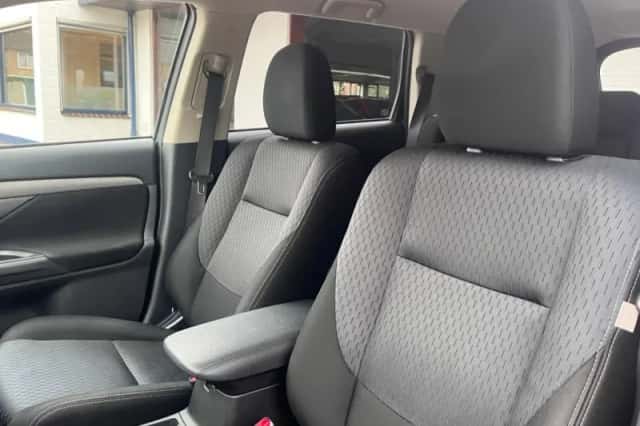 Mitsubishi Outlander (2014) thumbnail 6