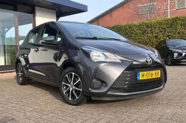Toyota Yaris (2020) thumbnail 2