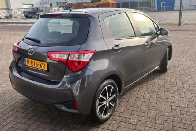 Toyota Yaris (2020) thumbnail 3