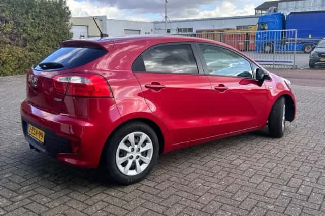 Kia Rio (2015) thumbnail 3