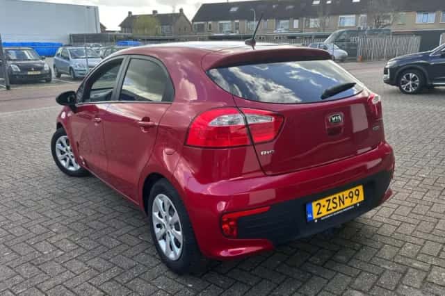 Kia Rio (2015) thumbnail 4
