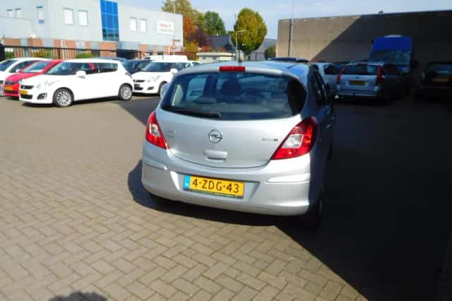 Opel Corsa (2013) thumbnail 4