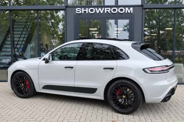 Porsche Macan (2022) thumbnail 2