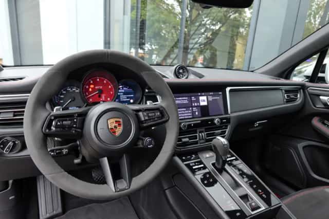 Porsche Macan (2022) thumbnail 4