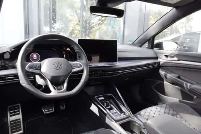Volkswagen Golf (2025) thumbnail 3