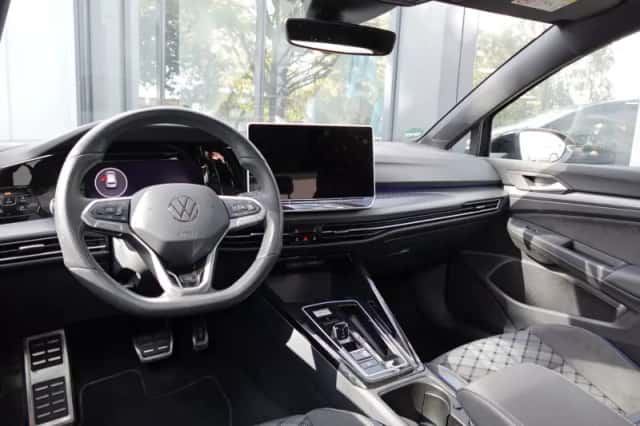 Volkswagen Golf (2025) thumbnail 4
