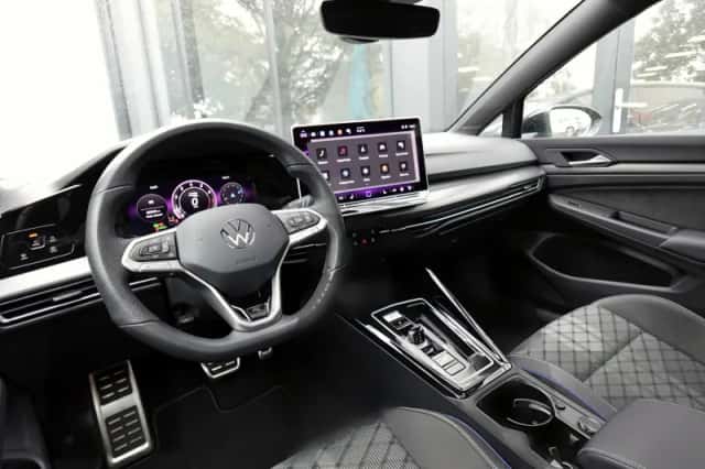 Volkswagen Golf (2025) thumbnail 4