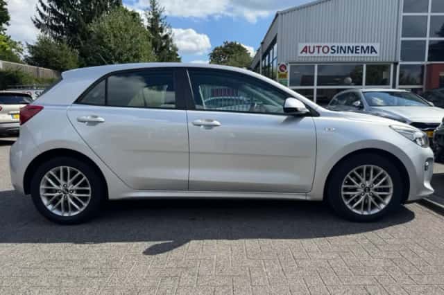 Kia Rio (2018) thumbnail 4
