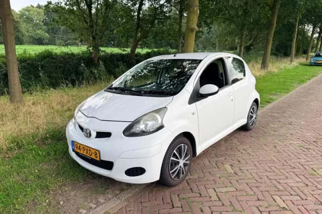 Toyota Aygo (2011) thumbnail 2