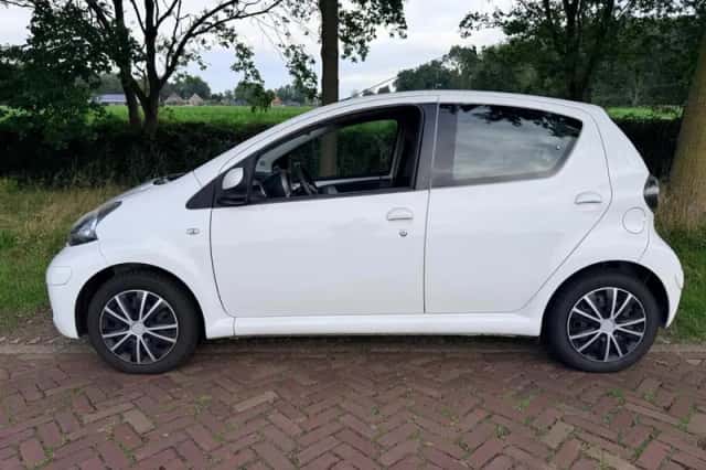 Toyota Aygo (2011) thumbnail 3