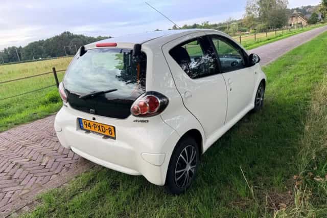 Toyota Aygo (2011) thumbnail 6