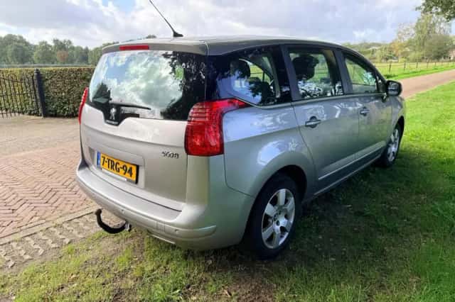 Peugeot 5008 (2014) thumbnail 6