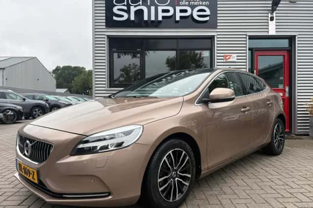 Volvo V40 (2016) thumbnail 1