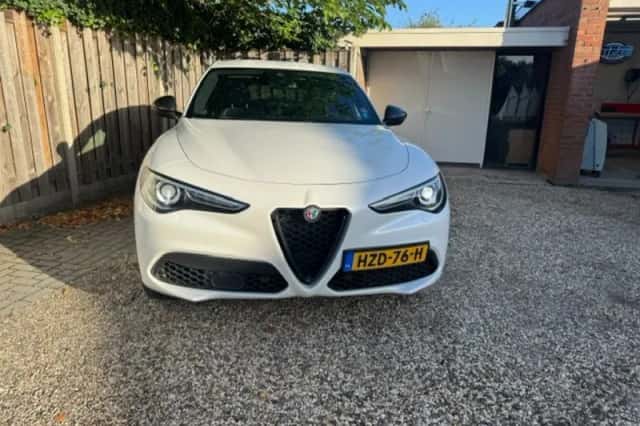 Alfa Romeo Stelvio (2021) thumbnail 2