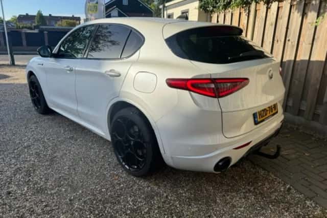 Alfa Romeo Stelvio (2021) thumbnail 4