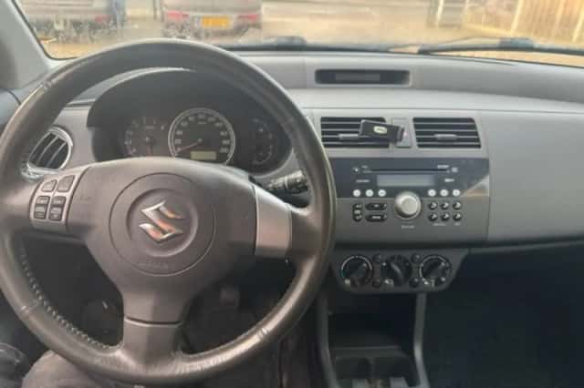 Suzuki Swift (2006) thumbnail 5