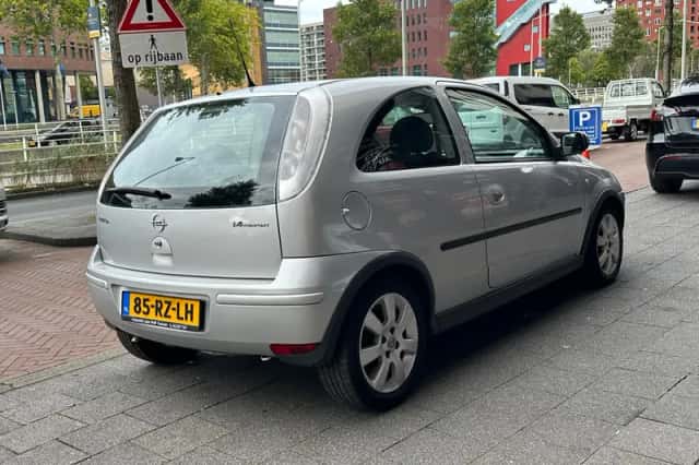 Opel Corsa (2005) thumbnail 3