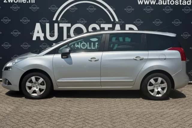 Peugeot 5008 (2011) thumbnail 2