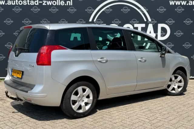 Peugeot 5008 (2011) thumbnail 6
