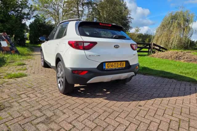 Kia Stonic (2019) thumbnail 4