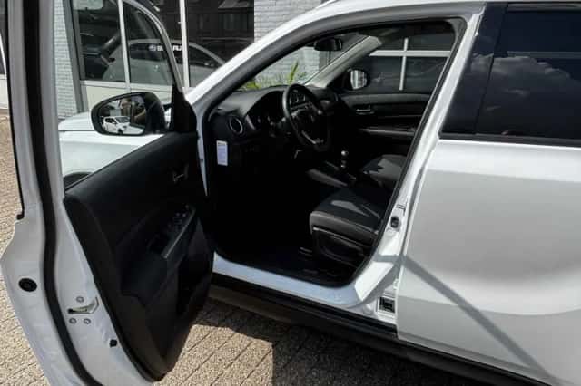 Suzuki Vitara (2022) thumbnail 2