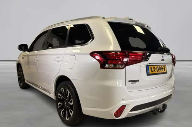 Mitsubishi Outlander (2016) thumbnail 3
