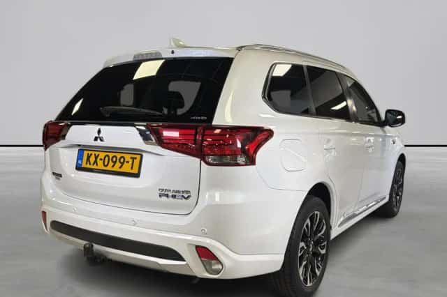 Mitsubishi Outlander (2016) thumbnail 5