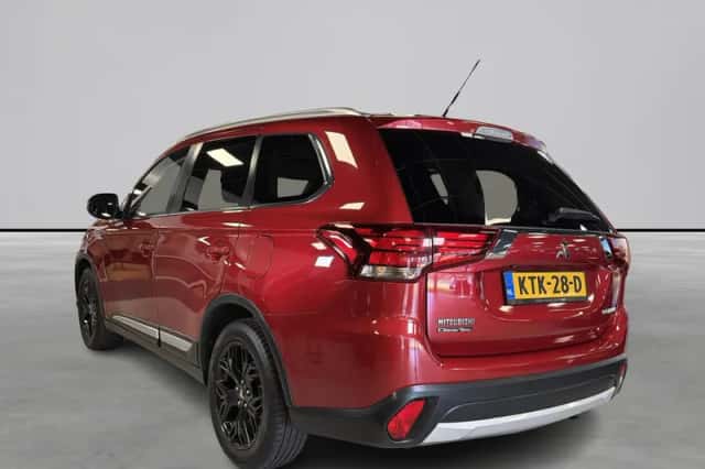 Mitsubishi Outlander (2016) thumbnail 3