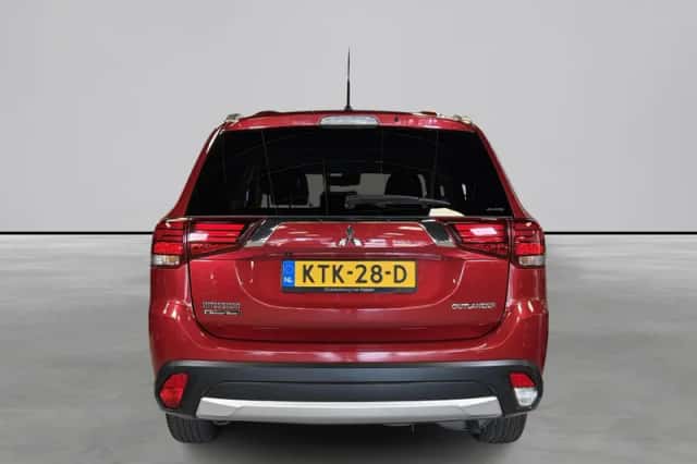 Mitsubishi Outlander (2016) thumbnail 4