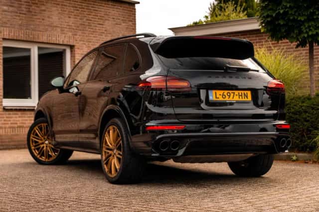 Porsche Cayenne (2016) thumbnail 2