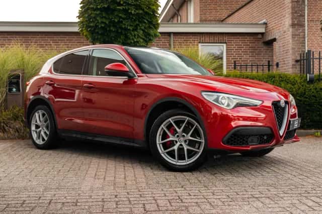 Alfa Romeo Stelvio (2017) thumbnail 1
