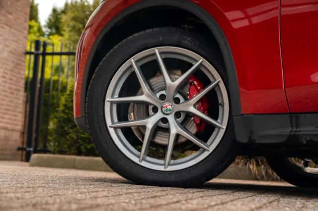 Alfa Romeo Stelvio (2017) thumbnail 3