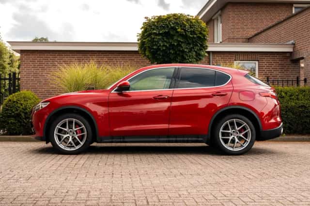 Alfa Romeo Stelvio (2017) thumbnail 4