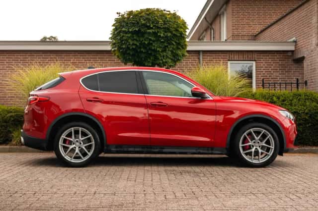 Alfa Romeo Stelvio (2017) thumbnail 5