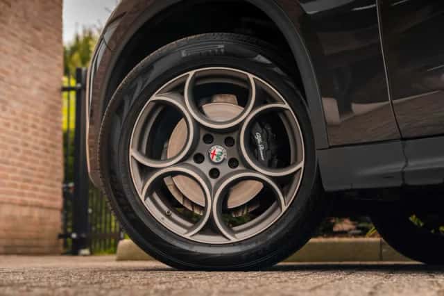 Alfa Romeo Stelvio (2018) thumbnail 3