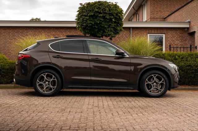 Alfa Romeo Stelvio (2018) thumbnail 4