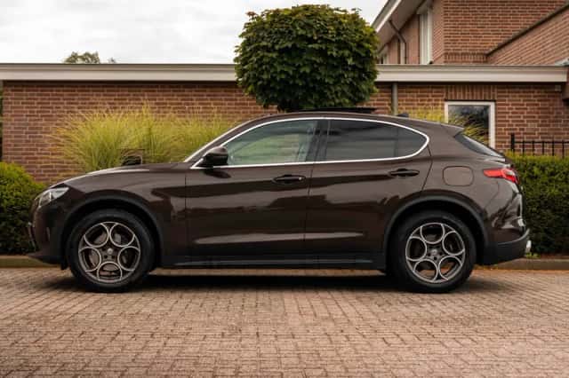 Alfa Romeo Stelvio (2018) thumbnail 5