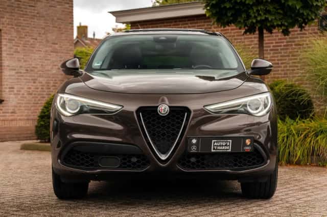 Alfa Romeo Stelvio (2018) thumbnail 6
