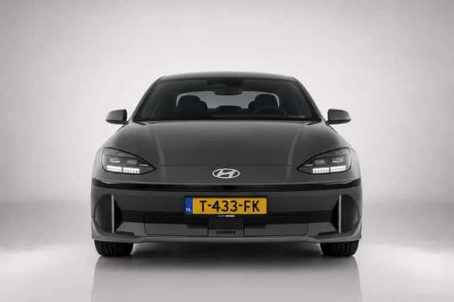 Hyundai Ioniq 6 (2023) thumbnail 2